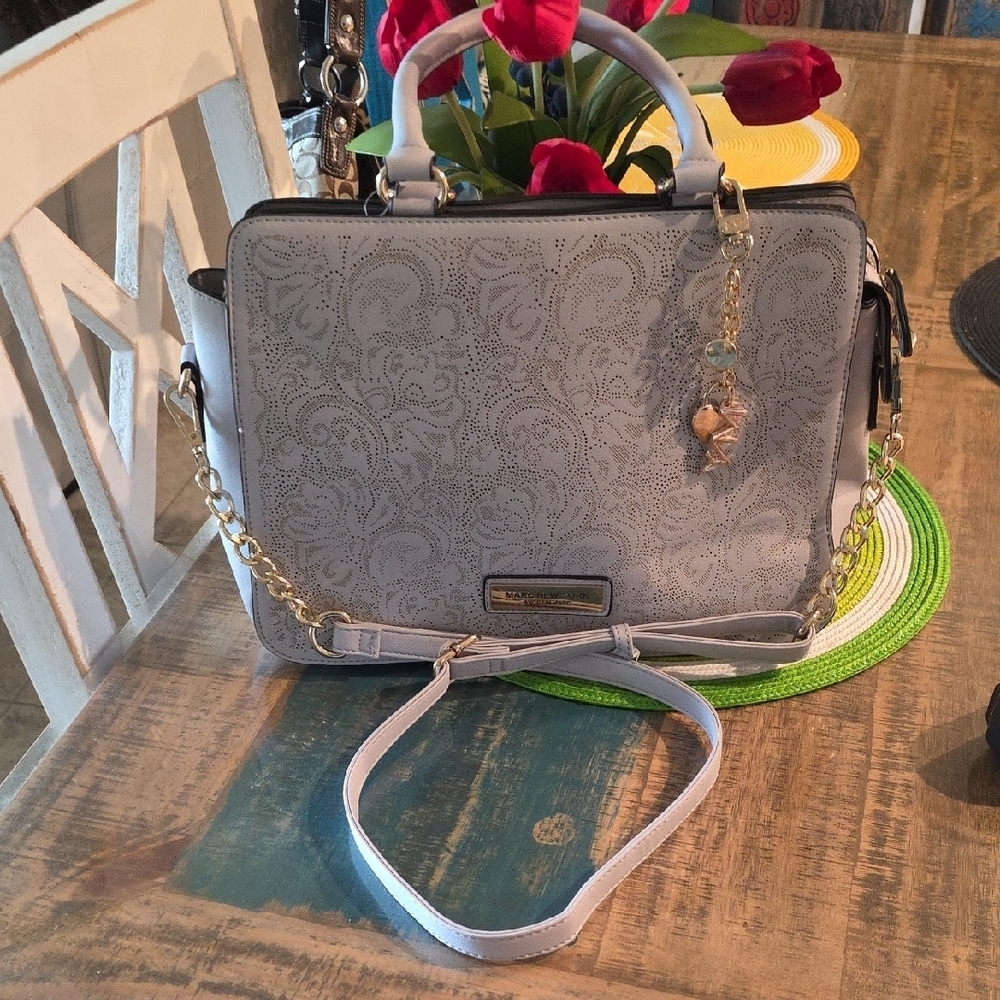 Elegant Cream Handbag with Gold Accents - Picture 11 of 11